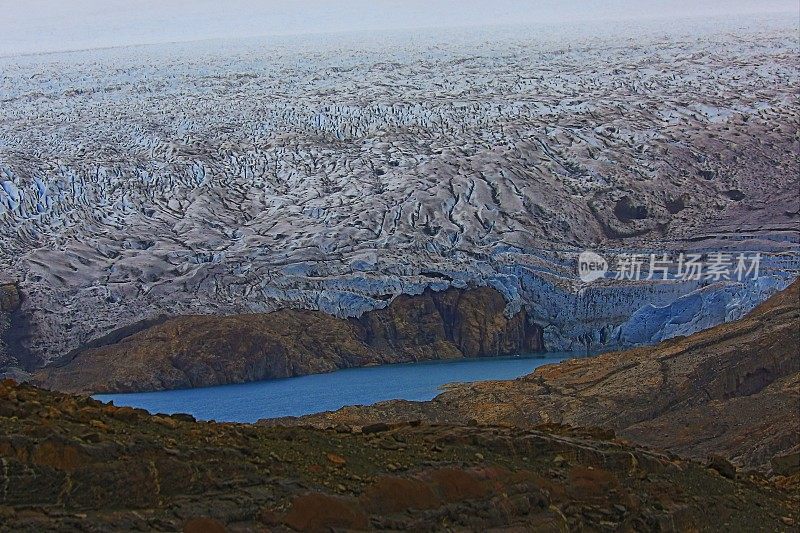 在乌普萨拉冰川和阿根廷的El Calafate湖之上，巴塔哥尼亚